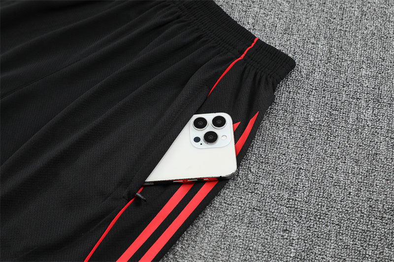 Kit Shirt + Shorts Liverpool Off-White/Black 25/26